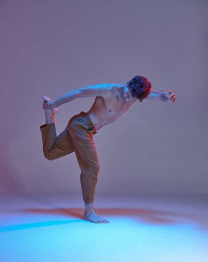 Havalı genç break dansçı, neon ışıkta üstsüz hip-hop yapıyor. Dans okulu posteri. Break dans dersleri