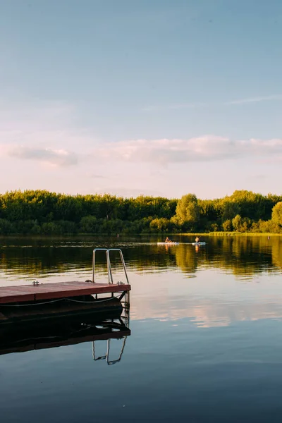 Holzsteg am ruhigen See oder Fluss. Sommerliche Landschaftsfotografie — Stockfoto