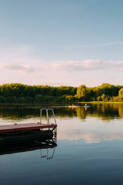 Molo di legno sul tranquillo lago o fiume. Estate paesaggi fotografia — Foto Stock