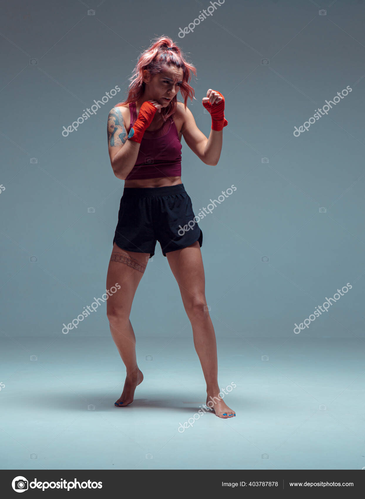 Las mujeres luchadoras entrenan en vendas de boxeo en estudio sobre