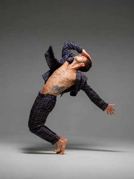 Przystojny młody tancerz w garniturze i tańczący na bosaka taniec ekspresyjny. Plakat szkoły tańca. Ciało z tatuażem — Zdjęcie stockowe