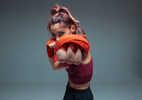 Fotografia de close-up de belas lutadoras de boxe no estúdio isolado em fundo cinza. Cartaz de artes marciais mistas — Fotografia de Stock