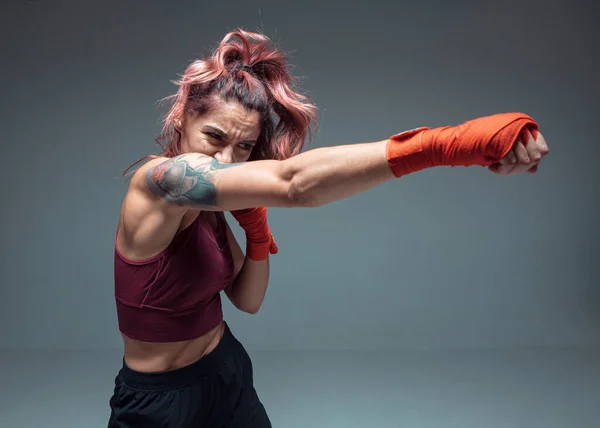 Lindo lutador boxe feminino no estúdio isolado em fundo cinza. Cartaz de artes marciais mistas — Fotografia de Stock