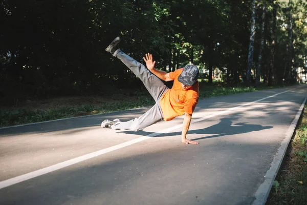 Yazın parkta break dans yapan genç bir break dansçı. Breakdance okulu posteri