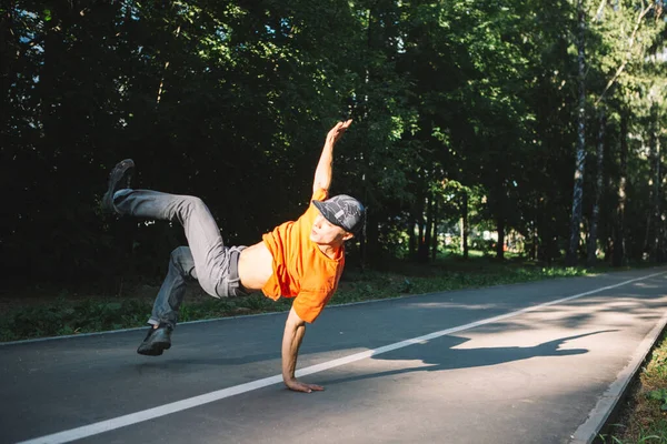 Yaz aylarında parkta break dans yapan havalı bir genç adam. Breakdance okulu posteri