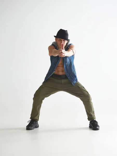 Elegante chico bailarín en sombrero como gángster bailando danza contemporánea en estudio aislado sobre fondo blanco —  Fotos de Stock