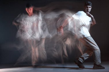 Stüdyoda siyah arka planda dans eden şık break dansçı. Uzun pozlu çekim. Savaş yarışması duyurusu