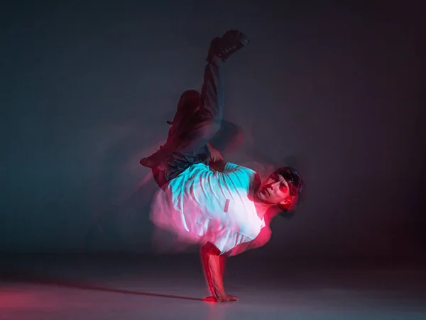 Cool chico breakdancer bailando hip-hop en el suelo en luz de neón. Cartel de la escuela de baile. Disparo de larga exposición —  Fotos de Stock