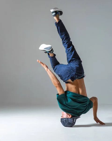 Guay chico breakdancer bailando por un lado aislado sobre fondo gris. Cartel Breakdance —  Fotos de Stock