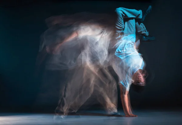 Genç break dansçı, neon ışıkta hip-hop dansı yapıyor. Dans okulu posteri. Uzun pozlu çekim — Stok fotoğraf