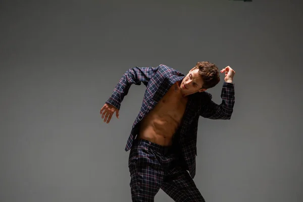 英俊的小伙子穿着西服跳舞,跳着富有表现力的舞.舞蹈学校海报 — 图库照片