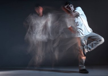 Şık genç rapçi neon ışıkta duruyor. Uzun pozlu çekim. Savaş yarışması duyurusu