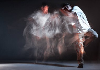 Şık genç rapçi neon ışıkta duruyor. Uzun pozlu çekim. Savaş yarışması duyurusu