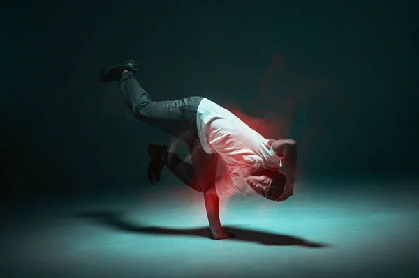 Elegante joven breakdancer bailando hip-hop en luz de neón. Disparo de larga exposición. Concurso de batalla anuncio —  Fotos de Stock