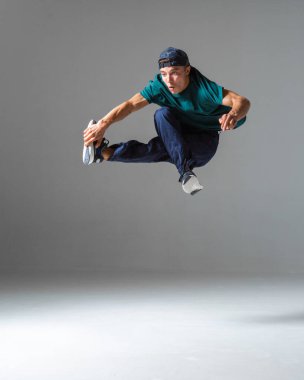 Gri arka planda izole edilmiş havalı break dansçılar. Dans okulu posteri. Breakdance dersleri