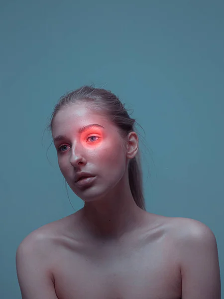 Studio portrét dokonalé dívky s červenou neonovou světlou skvrnou na oku a zdravou lesklou pletí — Stock fotografie