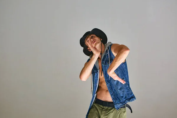 Fiatal srác breakdance kalapban hip-hop stúdióban elszigetelt szürke háttér. Tánciskola plakát — Stock Fotó