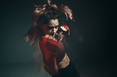 Ellerinde bandajla kadın bir dövüş sanatları dövüşçüsünün portresi. Uzun pozlu çekim