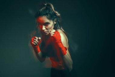 Ellerinde bandajla kadın bir dövüş sanatları dövüşçüsünün portresi. Uzun pozlu çekim