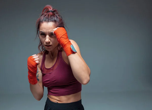 Grande retrato de uma mulher lutadora de artes marciais mistas com uma ligadura nas mãos — Fotografia de Stock