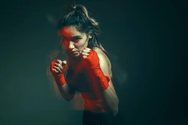 Retrato cercano de una luchadora de artes marciales mixtas con un vendaje en sus manos. Disparo de larga exposición — Foto de Stock