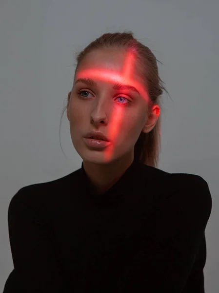 Studio porträtt av ung flicka med kors formad rött ljus på huvudet — Stockfoto