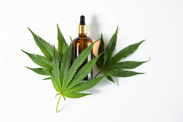 大麻のCBD天然物のガラス瓶は白い背景に葉、トップビュー — ストック写真