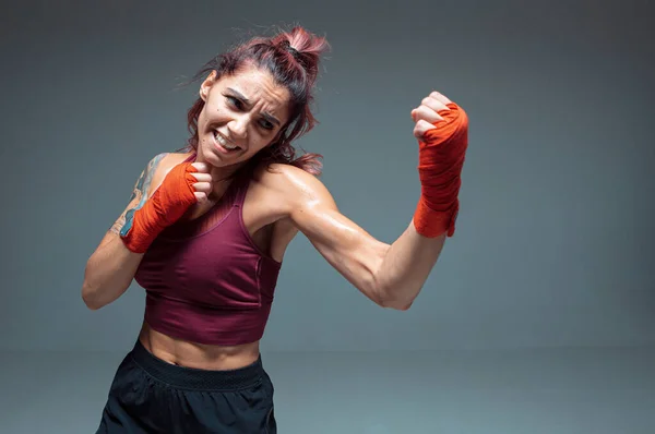 Grand portrait d'une combattante d'arts martiaux mixtes avec un bandage sur les mains — Photo