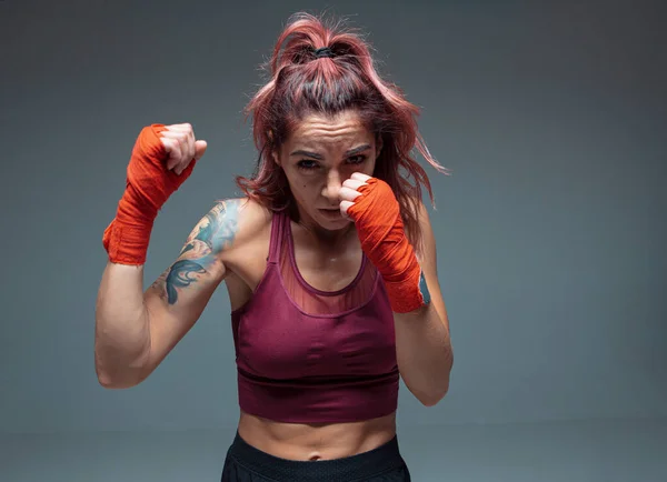 Grande retrato de uma mulher lutadora de artes marciais mistas com uma ligadura nas mãos — Fotografia de Stock