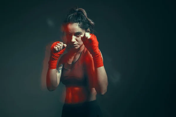 Portrait rapproché d'une combattante d'arts martiaux mixtes portant un bandage sur les mains. Plan d'exposition longue — Photo