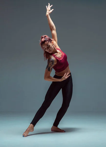 一个穿着运动服跳舞的现代女舞蹈家的全长肖像. — 图库照片