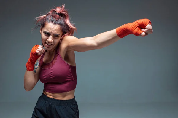 Gran retrato de una mujer luchadora de artes marciales mixtas con un vendaje en las manos — Foto de Stock