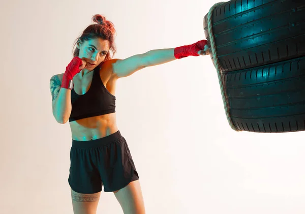 Beautiful boxer girl posing for a photo in the Studio. — Stock Photo, Image