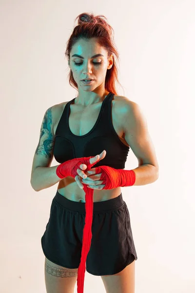 Havalı kız dövüşçülerin portresi boks bandajı takıyor. — Stok fotoğraf