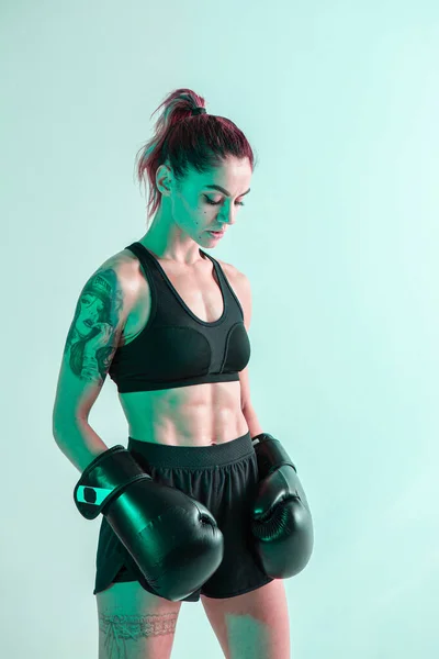 Chica boxeadora está en una postura de lucha, en guantes de boxeo. — Foto de Stock