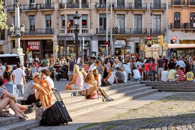 Barselona, İspanya - 08 Ağustos 2011: Barcelona 'da merkez meydanında bavullu turistler.