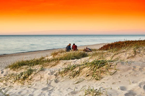 Mladý Pár Pláži Při Západu Slunce Romantické Pozadí Moře — Stock fotografie