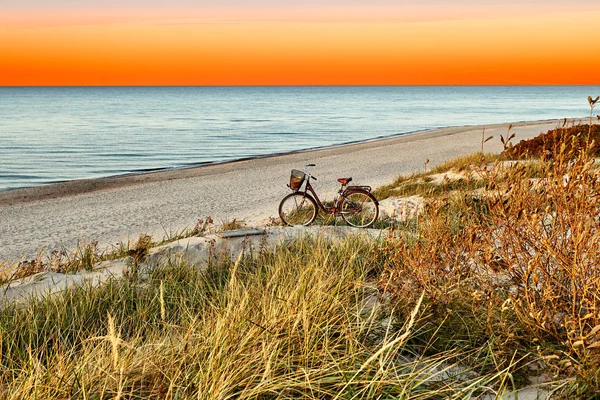 Vintage Cykel Strand Vid Solnedgången Romantisk Bakgrund Havsutsikt — Stockfoto