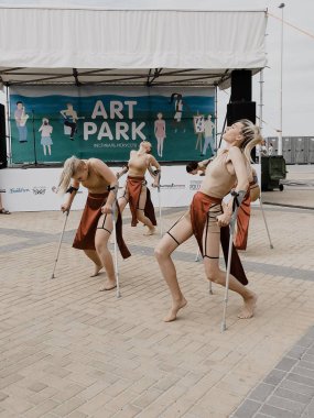 Zelenogradsk, Rusya - 18 Ağustos 2019: Festivalde tiyatro gösterisi. Koltuk değnekli kızlar