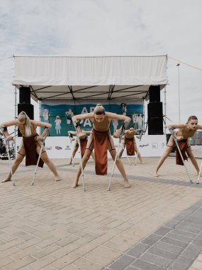 Zelenogradsk, Rusya - 18 Ağustos 2019: Festivalde tiyatro gösterisi. Koltuk değnekli kızlar