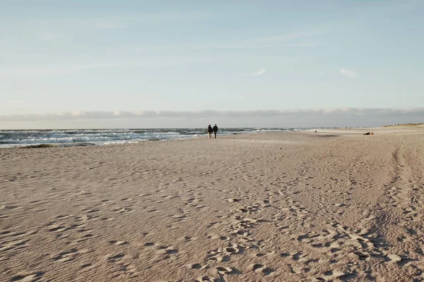 Moře Pár Zamilovaný Pláži Při Západu Slunce Romantické Pozadí — Stock fotografie