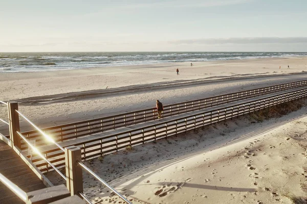Havsstrand Solnedgång Strandpromenad Med Människor Vitage Stil Atmosfäriskt Dramatiskt Landskap — Stockfoto