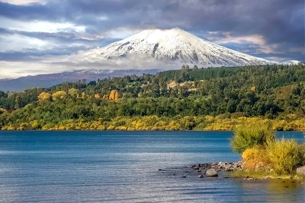 Ηφαίστειο Villarrica Από Λίμνη Villarrica Στο Pucon Της Χιλής — Φωτογραφία Αρχείου