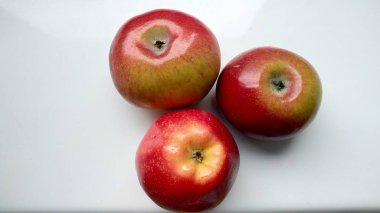 Durgun kırmızı elma beyaz arka planda