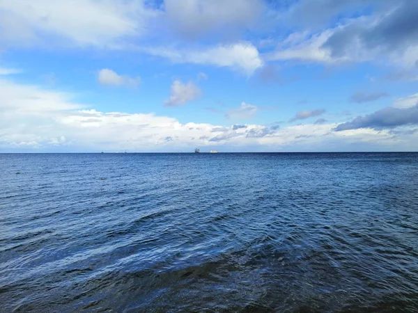 Klarer Schöner Blauer Himmel Über Dem Endlosen Meer — Stockfoto