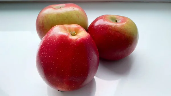 Stillleben Roter Apfel Auf Weißem Hintergrund — Stockfoto