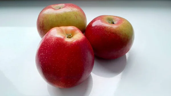 Stillleben Roter Apfel Auf Weißem Hintergrund — Stockfoto