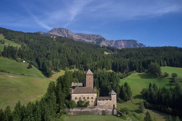 Luftaufnahme Der Burg Den Alpen Umgeben Von Wiesen Wäldern Und — Stockfoto