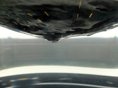 Arka plan veya doku için bulanık gümüş dönen türbülans sıvısı.