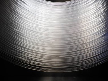 Birçok optik fiber kablo asılarak bir yay şekli oluşturur. Bu kablolar internetin çalışmasını sağlar, internet kullanıcıları arasında bağlantı sağlar.